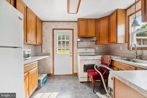 Entry Way - 14 Wade Ave, Catonsville, MD 21228 photo 3 of 13