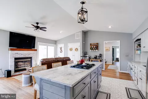 Kitchen - 910 Cromwell Bridge Rd, Towson, MD 21286 photo 3 of 4