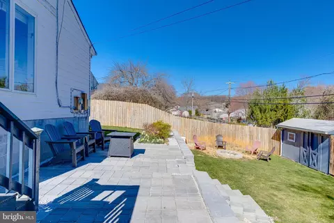 Exterior - 910 Cromwell Bridge Rd, Towson, MD 21286 photo 4 of 8