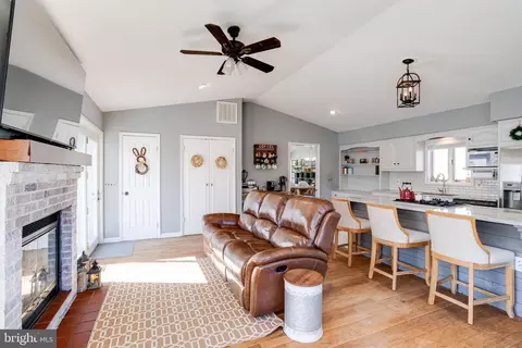 Entry Way - 910 Cromwell Bridge Rd, Towson, MD 21286 photo 1 of 5