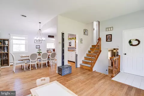 Entry Way - 910 Cromwell Bridge Rd, Towson, MD 21286 photo 4 of 5