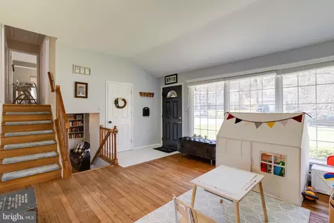 Entry Way - 910 Cromwell Bridge Rd, Towson, MD 21286 photo 3 of 5