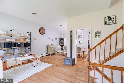 Entry Way - 910 Cromwell Bridge Rd, Towson, MD 21286 photo 2 of 5