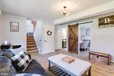 Entry Way - 910 Cromwell Bridge Rd, Towson, MD 21286 photo 5 of 5