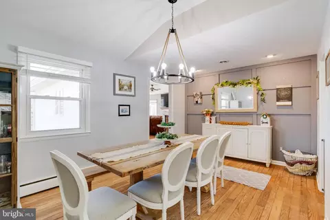 Dining - 910 Cromwell Bridge Rd, Towson, MD 21286 photo 1 of 2