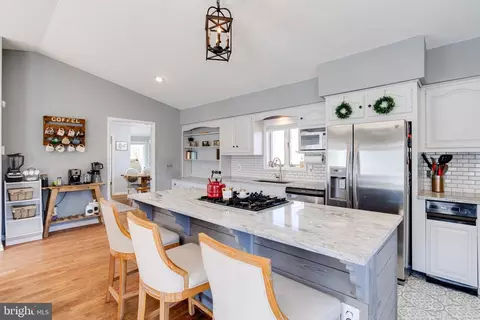 Kitchen - 910 Cromwell Bridge Rd, Towson, MD 21286 photo 2 of 4