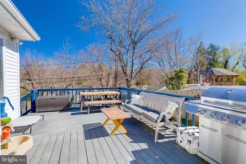 Exterior - 910 Cromwell Bridge Rd, Towson, MD 21286 photo 2 of 8