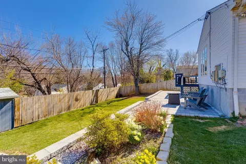 Exterior - 910 Cromwell Bridge Rd, Towson, MD 21286 photo 5 of 8