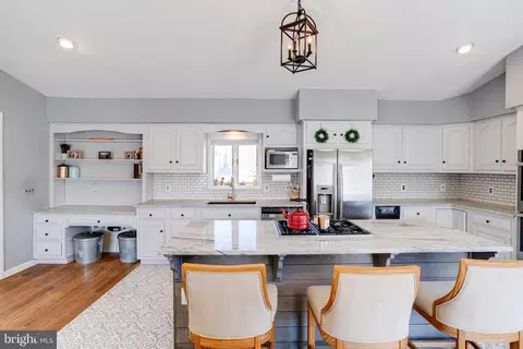 Kitchen - 910 Cromwell Bridge Rd, Towson, MD 21286 photo 4 of 4
