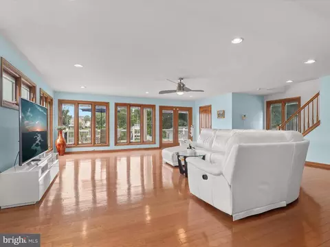 Living - 7332 Waldman Ave, Sparrows Point, MD 21219 photo 5 of 9