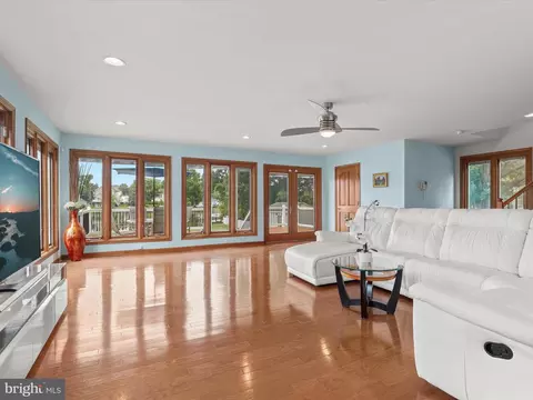 Living - 7332 Waldman Ave, Sparrows Point, MD 21219 photo 6 of 9