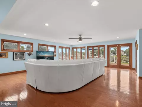 Living - 7332 Waldman Ave, Sparrows Point, MD 21219 photo 3 of 9