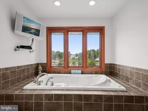 Bath - 7332 Waldman Ave, Sparrows Point, MD 21219 photo 4 of 5