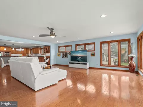 Living - 7332 Waldman Ave, Sparrows Point, MD 21219 photo 8 of 9