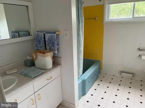 Bath - 2506 Smith Ave, Baltimore, MD 21209 photo 2 of 3