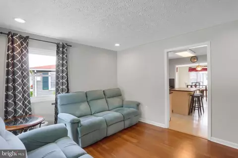 535 Compass Rd, Middle River, MD 21220 photo 3