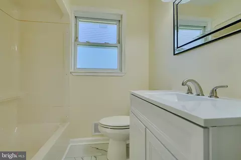 Bath - 6929 River Drive Rd, Sparrows Point, MD 21219 photo 4 of 5