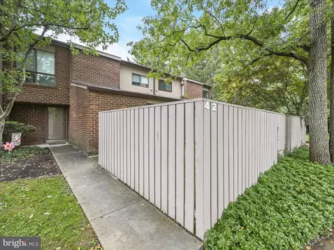 42 Farmhouse Ct #H, Pikesville, MD 21208