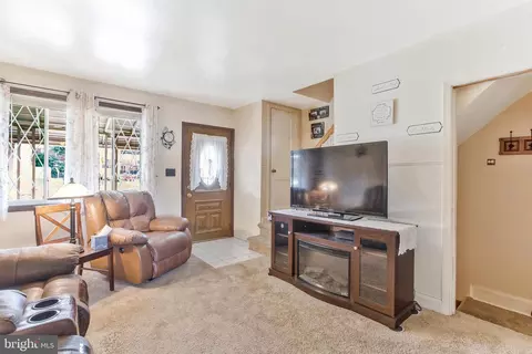 560 Chalcot Sq, Essex, MD 21221 photo 9