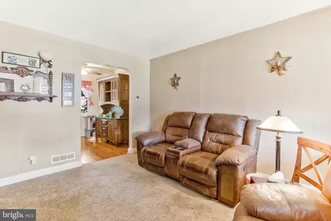 560 Chalcot Sq, Essex, MD 21221 photo 7