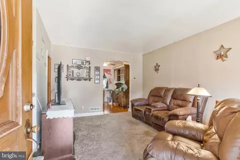 560 Chalcot Sq, Essex, MD 21221 photo 5