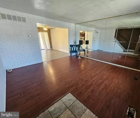 10 King Charles Cir, Rosedale, MD 21237