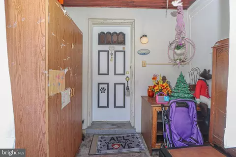 Entry Way - 20 Eastship Rd, Dundalk, MD 21222 photo 1 of 3