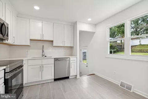 Entry Way - 5522 Lanham Way, Baltimore, MD 21206 photo 3 of 5
