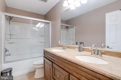 Bath - 4537 Sandwood Rd, Sparrows Point, MD 21219 photo 4 of 5