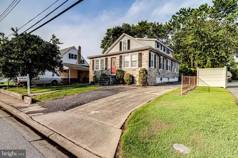 17 Hawthorne Rd N, Middle River, MD 21220