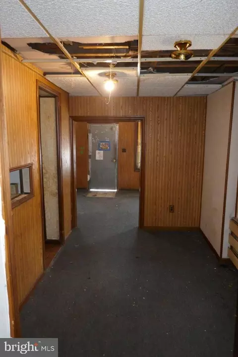 Entry Way - 500 H Fairview Ave, Baltimore, MD 21224 photo 4 of 9
