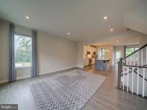 Living - 3042 Shaws Rd, Sparrows Point, MD 21219 photo 2 of 9