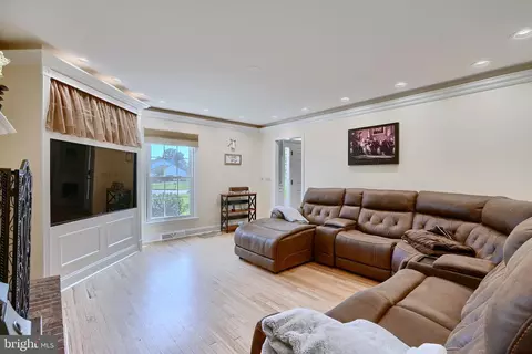 Living - 9 Marmaduke Ct, Baldwin, MD 21013 photo 2 of 5