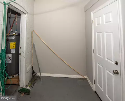 Entry Way - 407 Maple Ln, Dundalk, MD 21222 photo 6 of 10