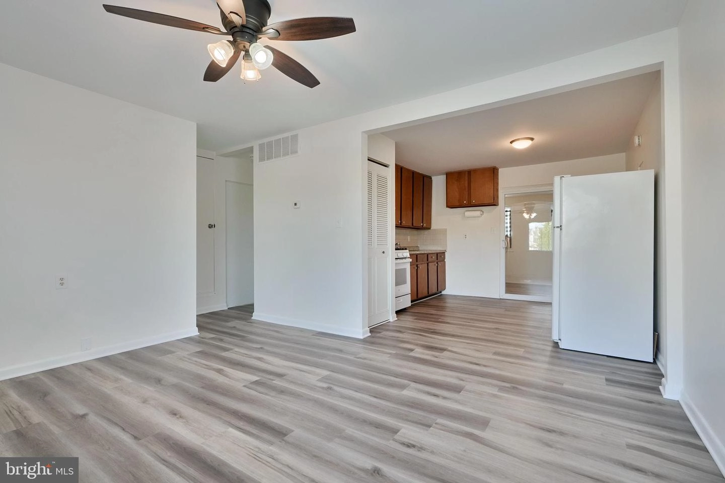 Living - 706 Middle River Rd, Middle River, MD 21220 photo 1 of 2