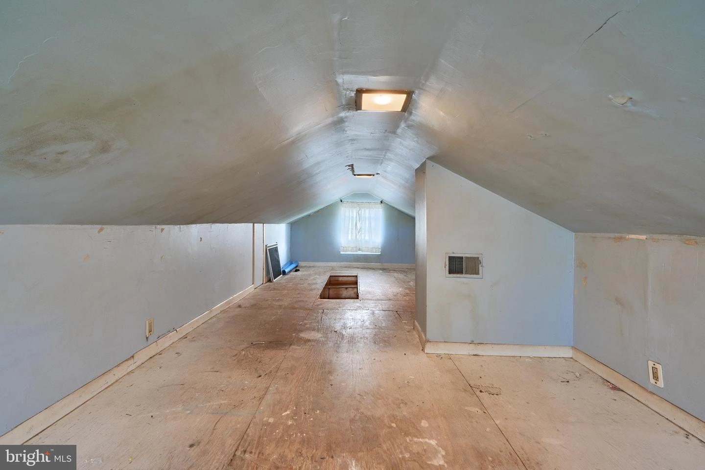 Entry Way - 706 Middle River Rd, Middle River, MD 21220 photo 3 of 4