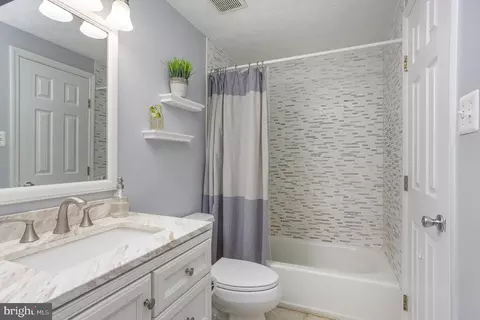 Bath - 41 Cavan Grn, Nottingham, MD 21236 photo 2 of 3