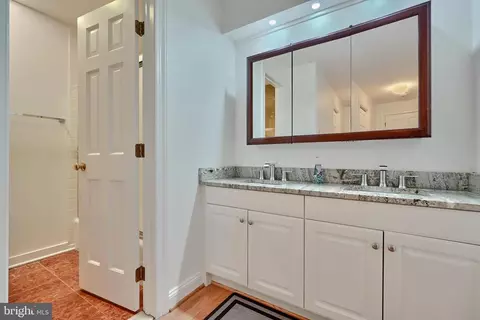 Bath - 11 Devon Hill Rd #B4, Baltimore, MD 21210 photo 2 of 4