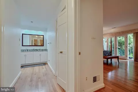Entry Way - 11 Devon Hill Rd #B4, Baltimore, MD 21210 photo 5 of 8