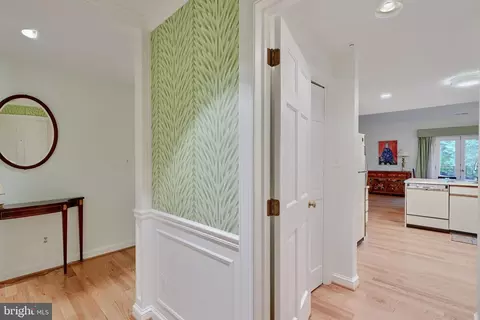 Entry Way - 11 Devon Hill Rd #B4, Baltimore, MD 21210 photo 4 of 8