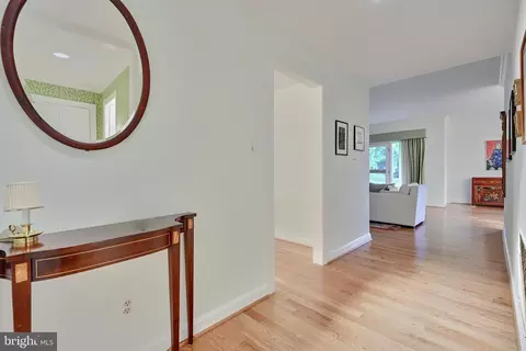 Entry Way - 11 Devon Hill Rd #B4, Baltimore, MD 21210 photo 2 of 8
