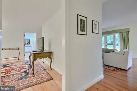 Entry Way - 11 Devon Hill Rd #B4, Baltimore, MD 21210 photo 3 of 8