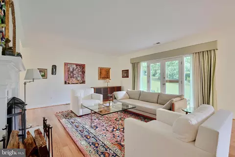 Living - 11 Devon Hill Rd #B4, Baltimore, MD 21210 photo 1 of 2
