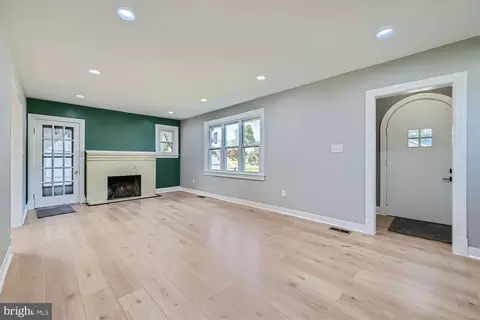 Living - 1 A Glenmore Ave, Baltimore, MD 21206 photo 2 of 4