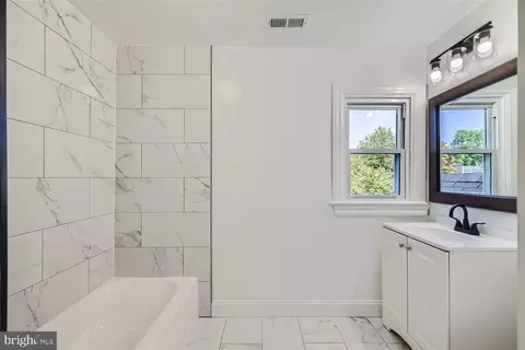 Bath - 1 A Glenmore Ave, Baltimore, MD 21206 photo 2 of 4