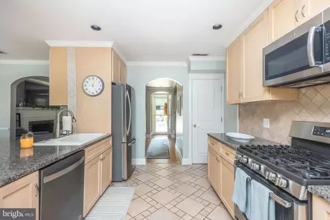 Entry Way - 230 Regester Ave, Baltimore, MD 21212 photo 2 of 4