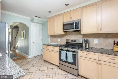 Entry Way - 230 Regester Ave, Baltimore, MD 21212 photo 3 of 4