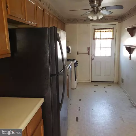 950 Circle, Halethorpe, MD 21227 photo 5