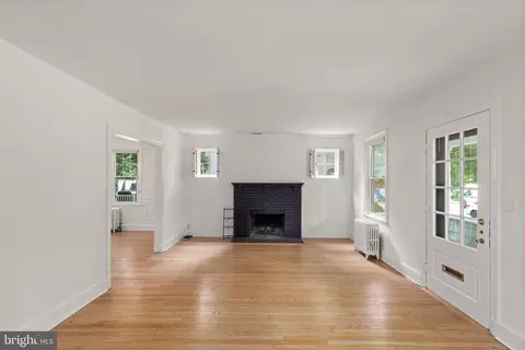Living - 513 Dunkirk Rd, Baltimore, MD 21212 photo 2 of 3