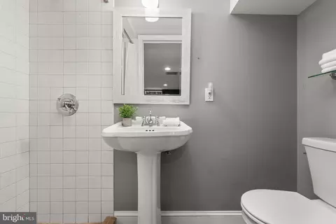 Bath - 910 Kingston Rd, Baltimore, MD 21212 photo 4 of 5